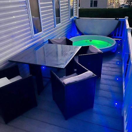 فندق The Sunflower Luxury Caravan At Tattersall Lakes تاتيرشال المظهر الخارجي الصورة