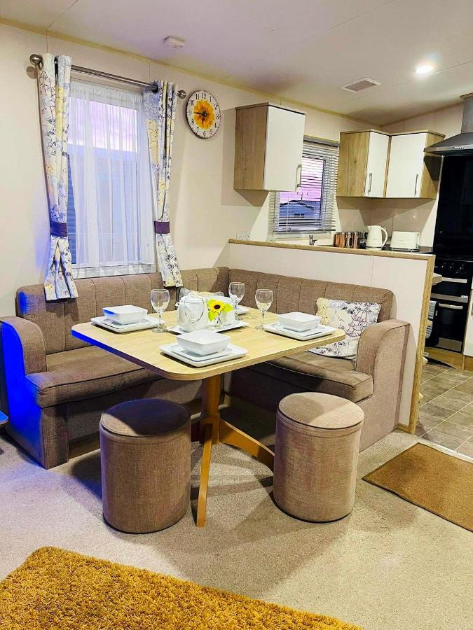 فندق The Sunflower Luxury Caravan At Tattersall Lakes تاتيرشال المظهر الخارجي الصورة