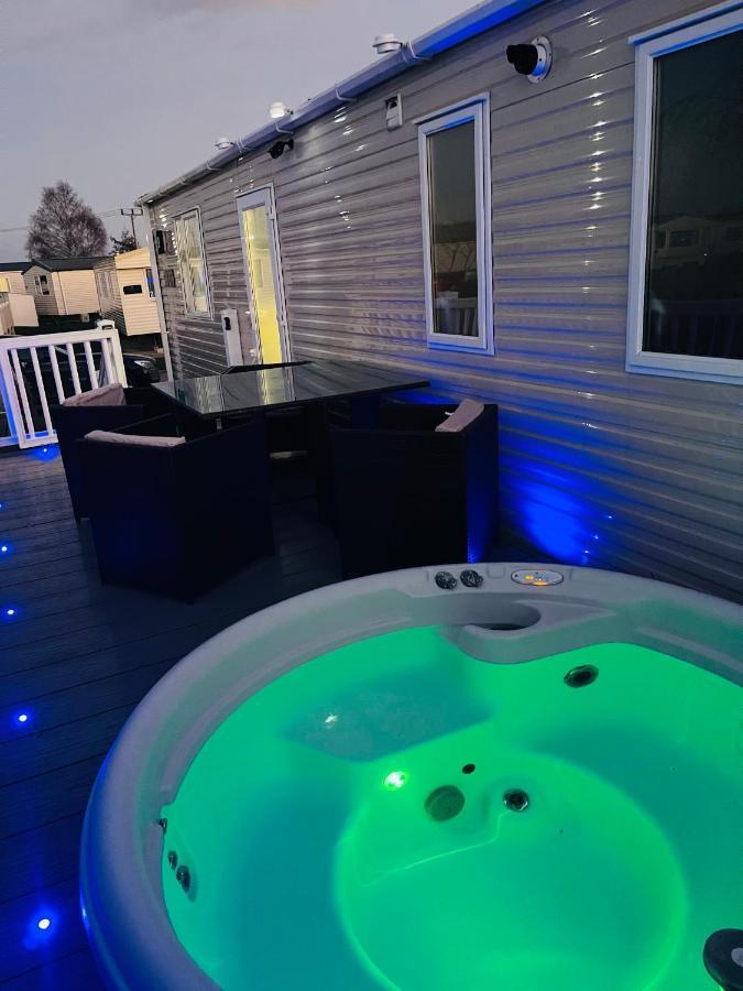 فندق The Sunflower Luxury Caravan At Tattersall Lakes تاتيرشال المظهر الخارجي الصورة